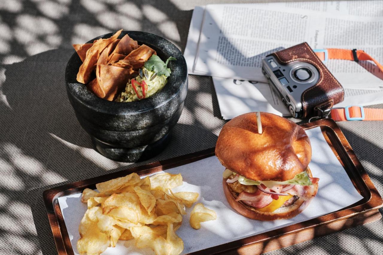 El Llorenc Parc De La Mar - Adults Only Palma de Mallorca Bagian luar foto A falafel and a burger at a restaurant in Tel Aviv