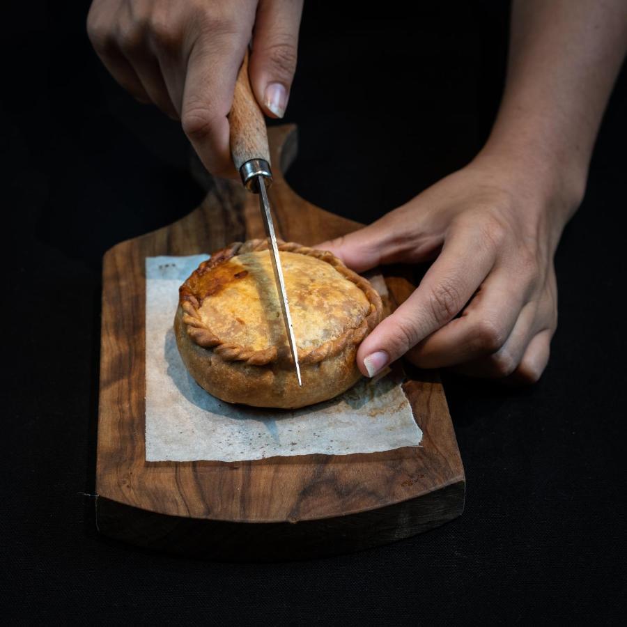 El Llorenc Parc De La Mar - Adults Only Palma de Mallorca Bagian luar foto A pork and apple pie being cut