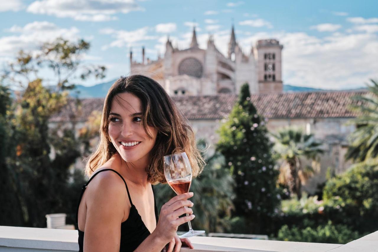 El Llorenc Parc De La Mar - Adults Only Palma de Mallorca Bagian luar foto A woman drinking Sherry