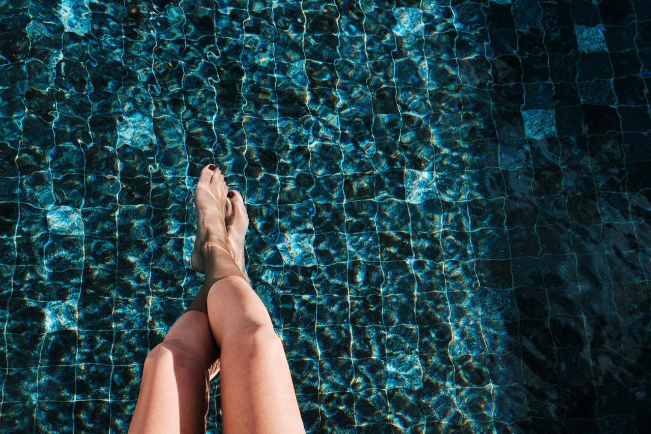 El Llorenc Parc De La Mar - Adults Only Palma de Mallorca Bagian luar foto A woman's feet in a swimming pool
