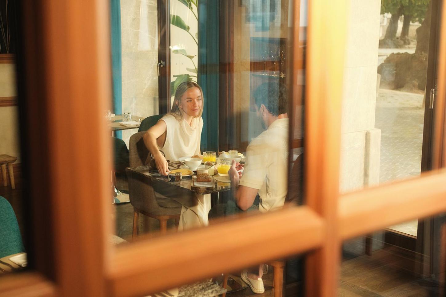 El Llorenc Parc De La Mar - Adults Only Palma de Mallorca Bagian luar foto A woman eating at a restaurant in Tbilisi