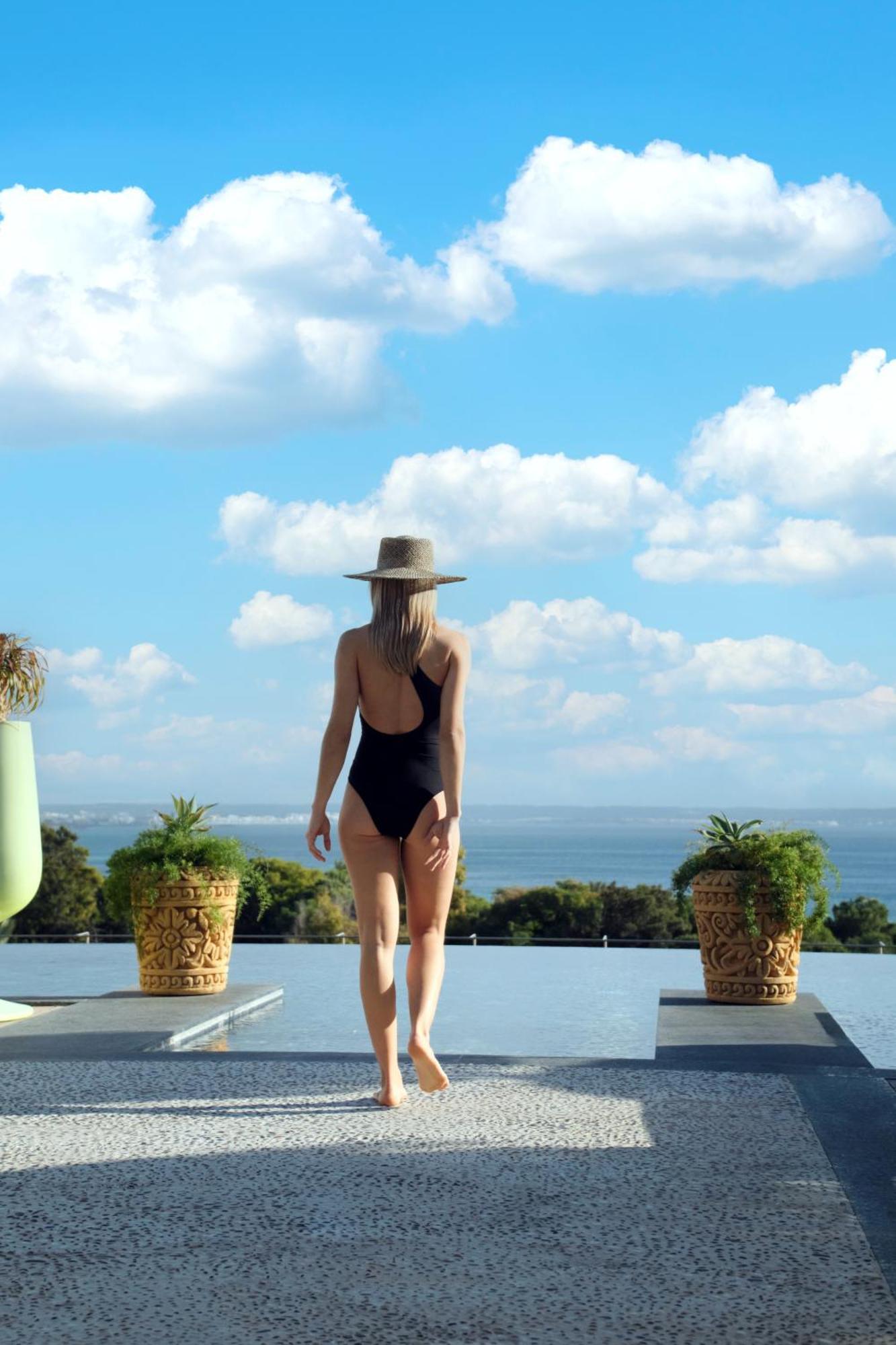 El Llorenc Parc De La Mar - Adults Only Palma de Mallorca Bagian luar foto A woman wearing a monokini