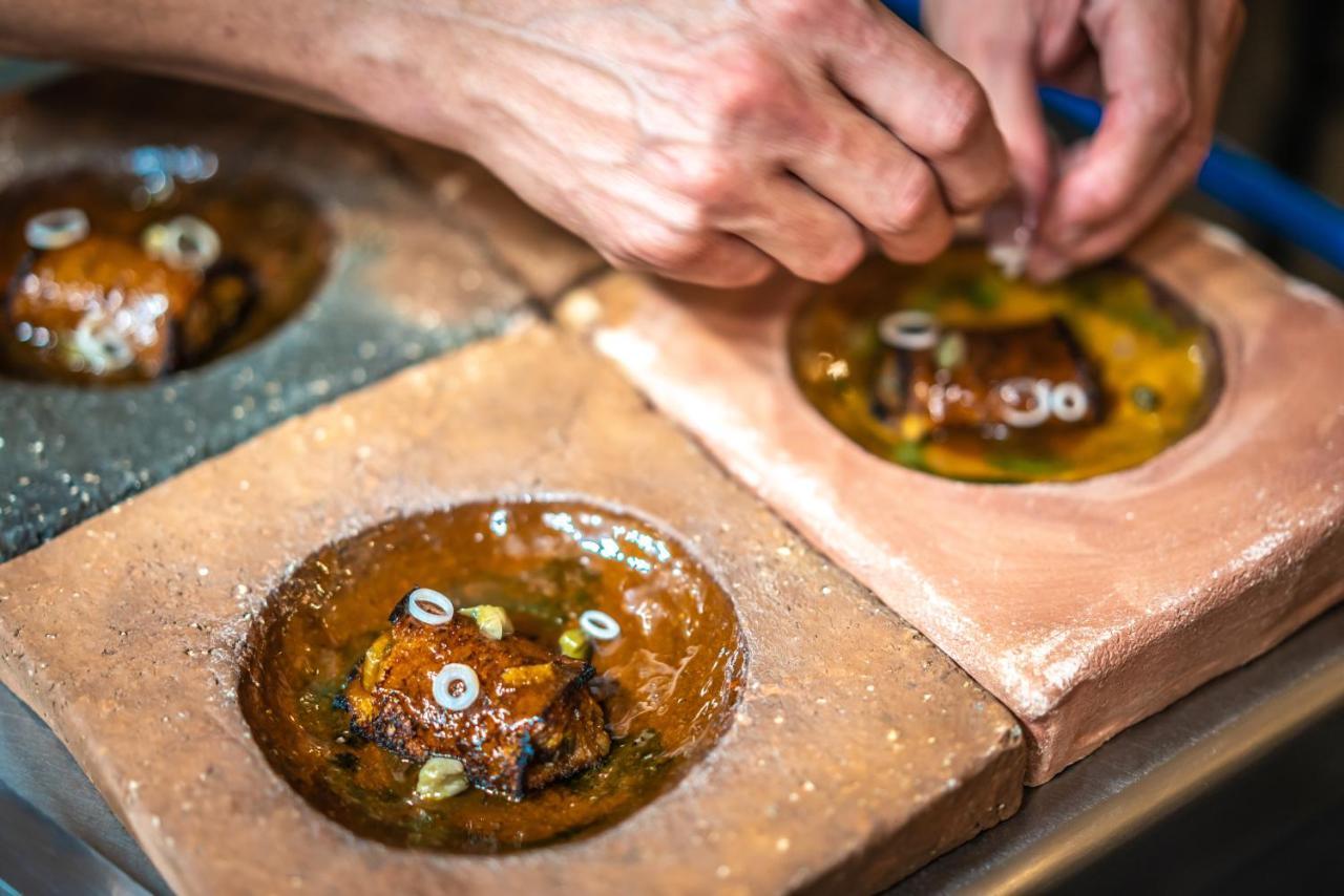 El Llorenc Parc De La Mar - Adults Only Palma de Mallorca Bagian luar foto A chef prepares a dish at the restaurant